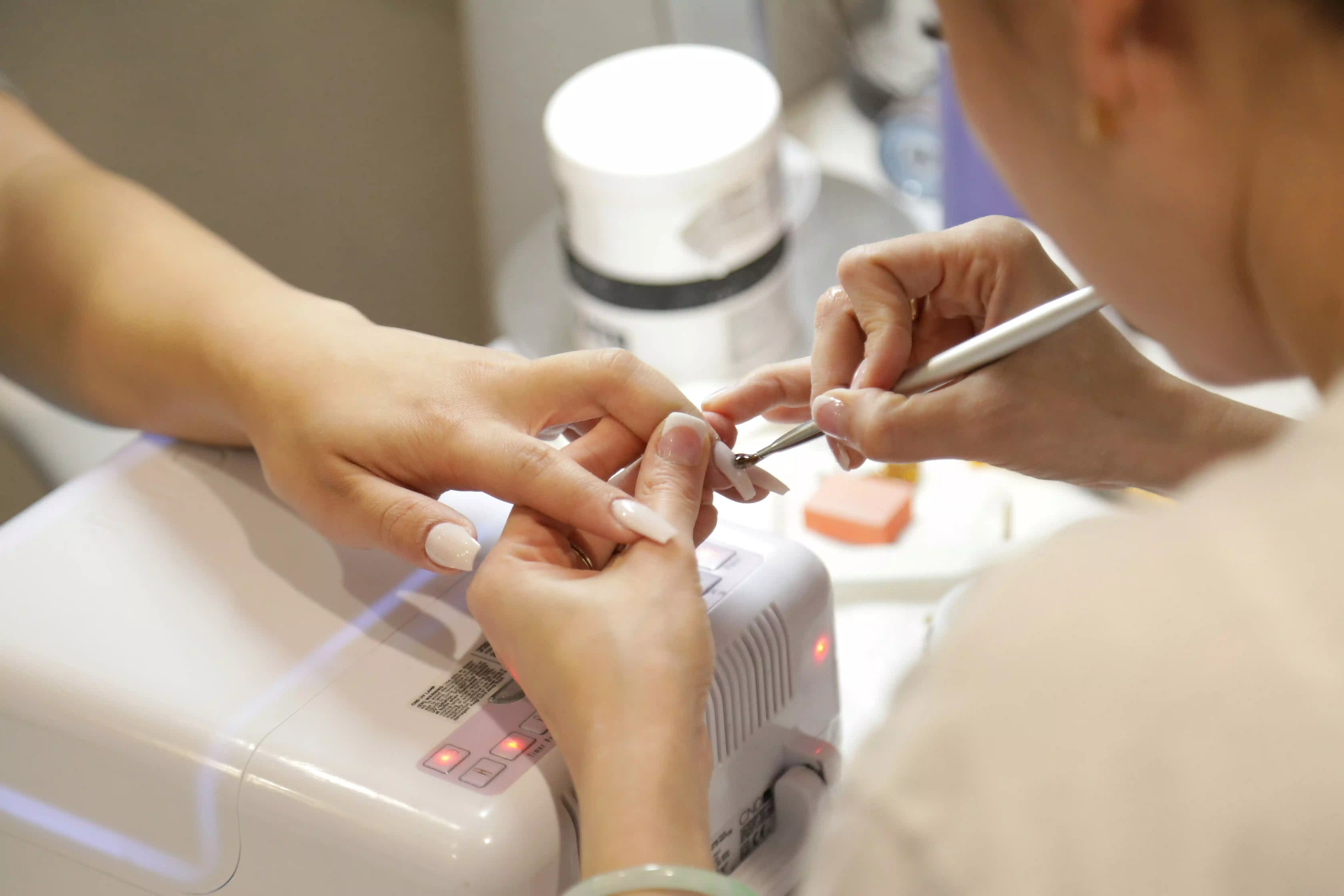 Profissional de estética atendendo cliente